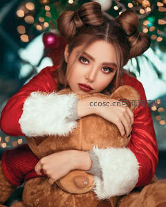 红衣少女深情拥抱毛绒玩具
