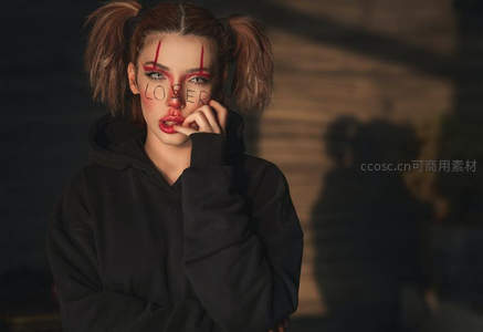 暗调光影下思考的街头少女