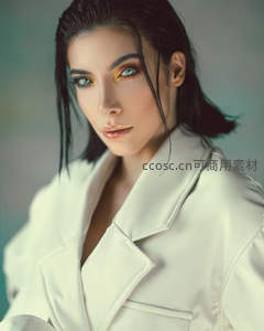 时尚女性白色外套特写，精致妆容与冷艳眼神