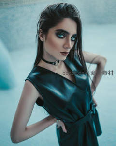 冷调光影下的酷感女郎，皮质连衣裙尽显个性