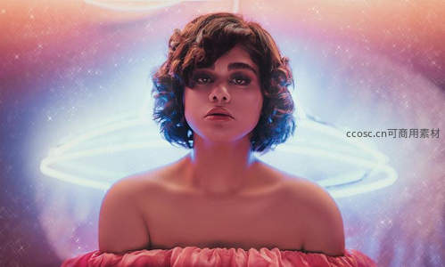 梦幻光环下的卷发少女凝视镜头