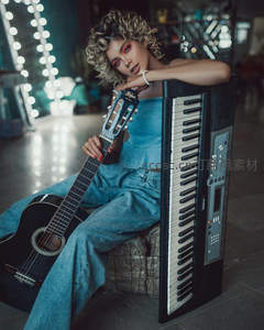 蓝调少女怀抱吉他依偎电子琴
