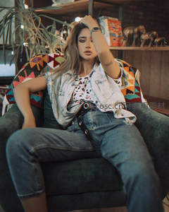 牛仔外套女孩坐沙发，波西米亚风家居写真