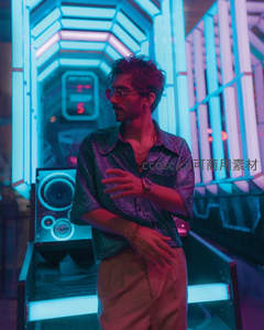 霓虹光影中的时尚男士