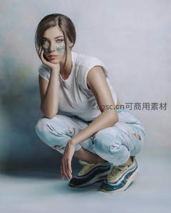 创意彩绘少女蹲姿摄影