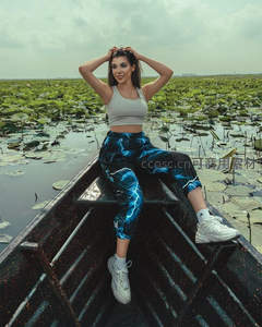 荷塘小舟闪电裤少女写真