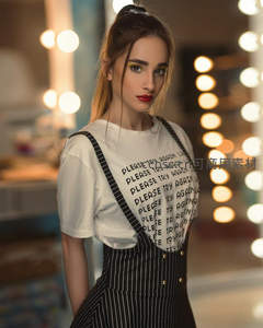 条纹背带裙少女，直视镜头自信满满