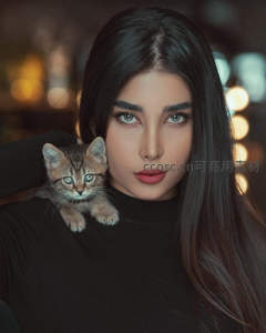 黑衣女子怀抱可爱小猫凝视镜头