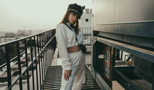 都市天台时尚女郎，黑白简约风