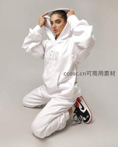 纯白连帽卫衣少女，简约酷感