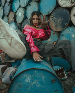 废墟工业风美女，粉色上衣抢眼