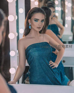 镜前蓝裙美人，妆容精致闪耀