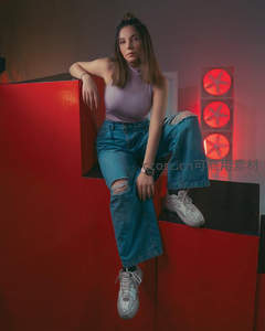 红墙少女时尚写真，破洞牛仔裤与紫色上衣