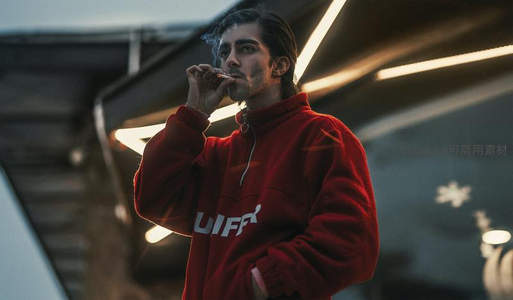 红衣男子街头抽烟夜景写真