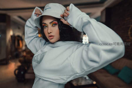 时尚女孩戴帽摆拍室内写真