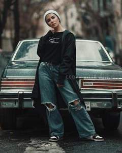 街头复古风少女倚靠老式汽车