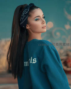 侧颜蓝妆少女特写