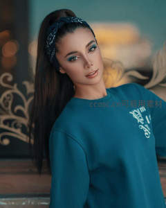 回眸凝视的蓝衣美女