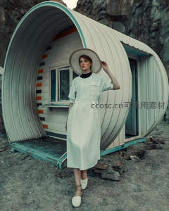 现代胶囊屋前的时尚女性写真