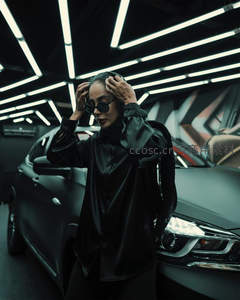 霓虹灯下黑衣女子与豪车的时尚瞬间