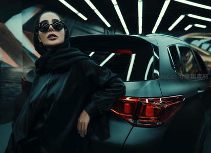 神秘黑衣女郎与SUV尾灯的光影对决