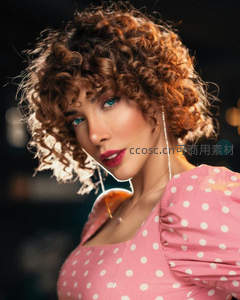 卷发美女粉波点裙甜美复古写真