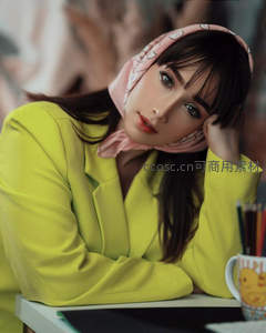 黄衣少女头戴粉色丝巾静坐桌前