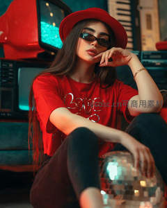 红帽墨镜少女复古风潮拍