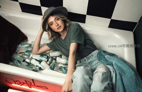 浴缸里的啤酒派对女孩