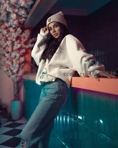 米白卫衣美女倚靠吧台甜酷风