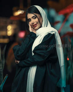 夜市灯光下的微笑女子