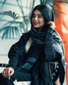 室内植物旁的时尚女孩