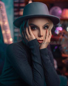 霓虹灯下的忧郁美人