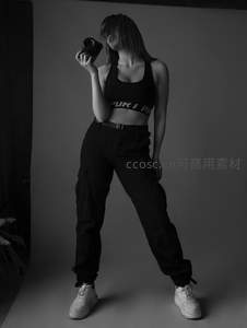 黑白光影中的时尚摄影师