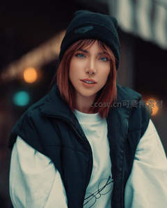 冬日街头的温暖凝视