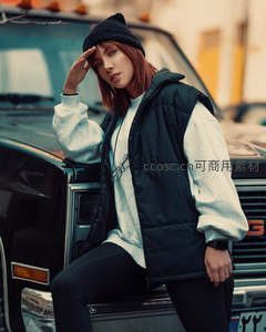 复古车旁的酷感少女