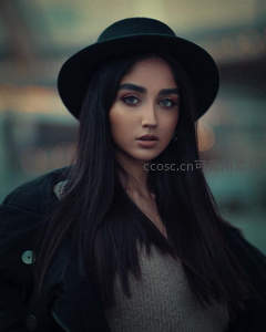 黑帽女子凝视镜头特写