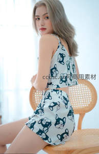 卡通图案睡衣少女回眸