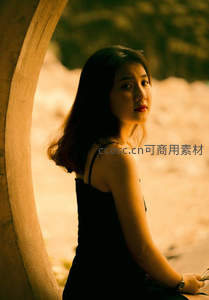 暖光下的侧颜美人，优雅静谧时光