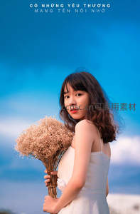 蓝天白云下捧花少女，纯真浪漫如诗