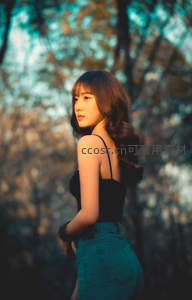 林间回眸倩影，秋日温柔时光