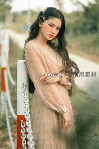 长发女子倚栏杆凝望远方