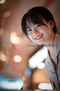女孩微笑旁有香薰雾气缭绕