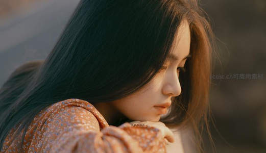 沉思中的侧颜剪影