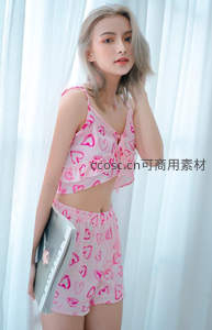 粉色爱心睡衣少女窗边优雅写真