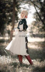 林间Cosplay少女，复古裙装与光影交织