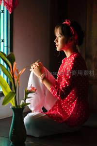 红波点裙，窗边绣花静时光