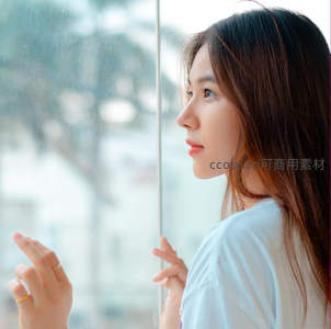 窗边沉思的少女侧影