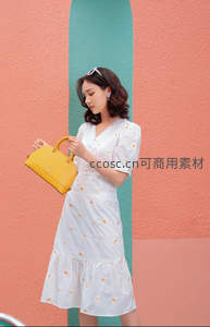 手持黄色手袋的清新白裙女孩