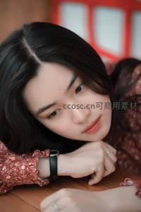 红衣女子低头凝思的特写镜头